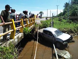 Diduga Supir Ngantuk, Mobil Terjun Ke Sungai