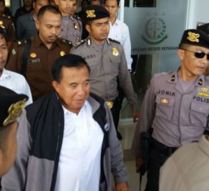 Mantan Bupati Kepahiang Ditahan Jaksa, Satu Tersangka Pingsan