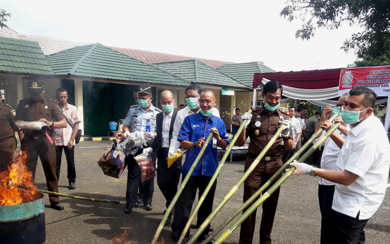Rangkaian Kegiatan Hari Bhakti Adhyaksa ke-58, Kejari BU Musnakan BB