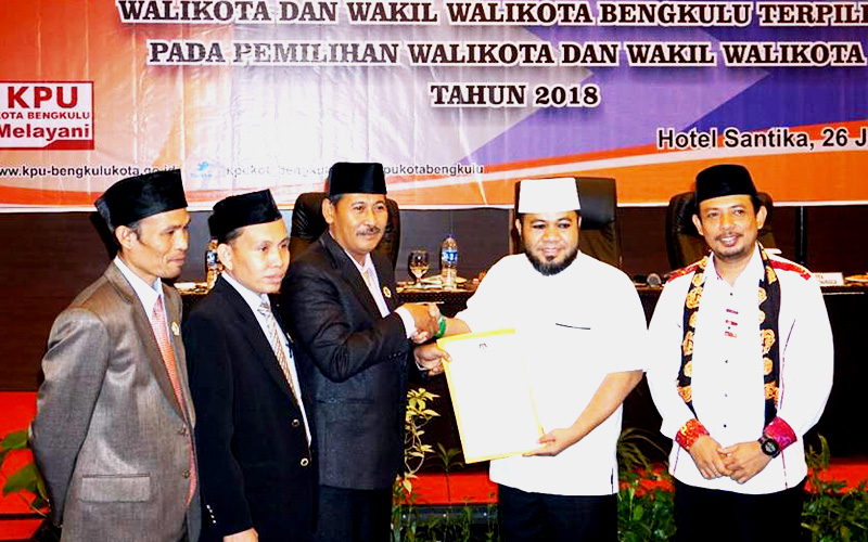KPU Tetapkan Helmi-Dedy Sebagai Pasangan Walikota Bengkulu Terpilih