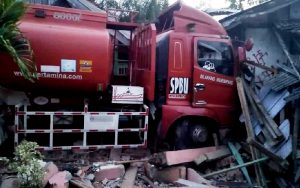 Tiga Unit Rumah Diseruduk Truk BBM, Dua Korban Terluka
