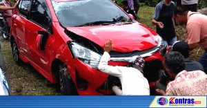 Ditabrak Mobil Pegawai Satpol PP, Tiang Listrik Patah Jadi Dua