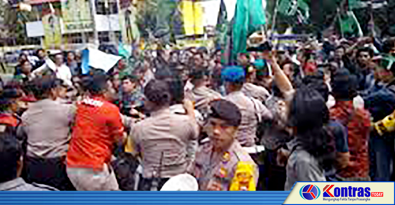 Aksi HMI Berujung Ricuh, 24 Mahasiswa Diamankan, 6 Orang Dilarikan ke Rumah Sakit