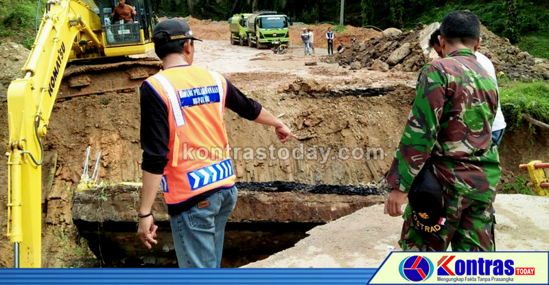 Jembatan Pada Lintas Barat Sumatera Ambruk, Akses Kendaraan Besar Lumpuh Total