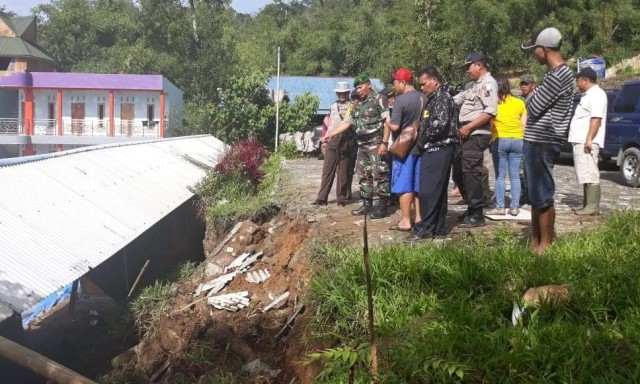 Dinding Pemandian Runtuh, 7 Mahasiswa Tewas Tertimbun