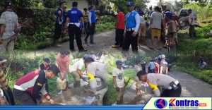 Dinilai Bahayakan Pengendara, Polisi dan Camat Tambal Jalan Berlubang