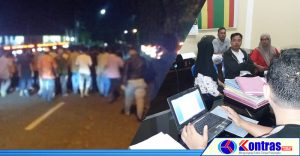 Belasan Warga Tanjung Putus Datangi Mapolres BU, Minta Kades Dibebaskan