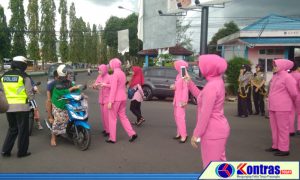 Indahnya Berbagi Dibulan Ramadhan, Bhayangkari Polres BU Bagi-Bagi Takjil