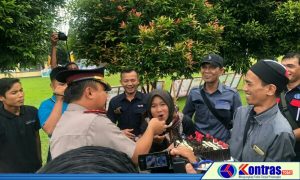 Jurnalis Bengkulu Utara Berikan Surprise Pada Kapolres Di HUT Bhayangkara Ke-73