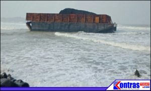 Kapal Tongkang Bermuatan Batubara Terdampar di Pantai Serangai Bengkulu Utara