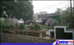 Akibat Hujan Deras Disertai Badai, Rumah Warga Desa Datar Ruyung Tertimpa Pohon
