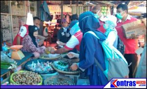 Cegah Covid-19, Karang Taruna BU Lakukan Penyemprotan Cairan Disinfektan dan Bagikan Hand Sanitizer