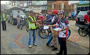 Antisipasi Covid-19, Heru Susanto Bersama Komunitas Sepeda DPUPR BU Bagikan 200 Masker