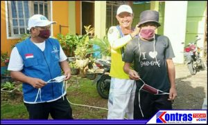 Pemdes bersama TP-PKK Datar Ruyung, Bagikan Masker dan Lakukan Penyemprotan Disinfektan