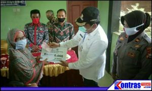 Kapolsek Lais Dampingi Bupati Ir H Mian Serahkan BLT DD, Kartu KIS dan Bibit Sayuran