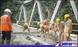 Pastikan Progress Pekerjaan, Bupati Pantau Langsung Pengecoran Lantai Jembatan Desa Kota Lekat