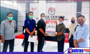 Alat Peraga Kampanye Diserahkan KPU Bengkulu Utara Kepada LO Mian-Arie