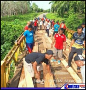 Wujud Kepedulian Terhadap Infrastruktur, Warga Wonoharjo Gotong Royong Perbaiki Jembatan