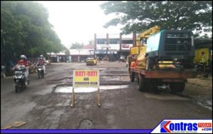 Untuk Kenyamanan Pengguna Jalan, Dinas PUPR BU Lakukan Pemeliharaan Jalan