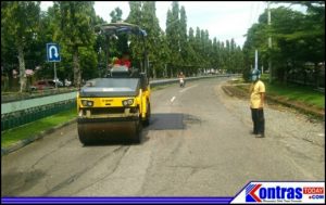 UPTD Workshop DPUPR BU Melanjutkan Kembali Perbaikan Jalan Berlubang Di Kota Arga Makmur