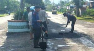 Secara Swakelola Dinas PUPR BU Pebaiki Jalan Dalam Kota Arga Makmur