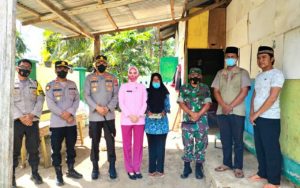 Selain Monitor Vaksinasi, Kapolres BU Juga Kunjungi Agus Yang Terbaring Sakit Di Tempat Tidur