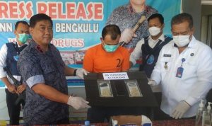 Penyelundup Kirim Ekstasi Dalam Kardus Pempek