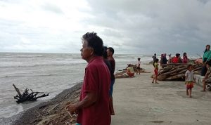 Sampan Dihantam Gelombang Besar, Nelayan Dikabarkan Hilang