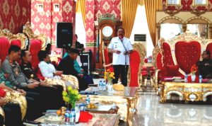 Kadinkes BU Dampingi Bupati Ikuti Rakor Penanganan Konflik