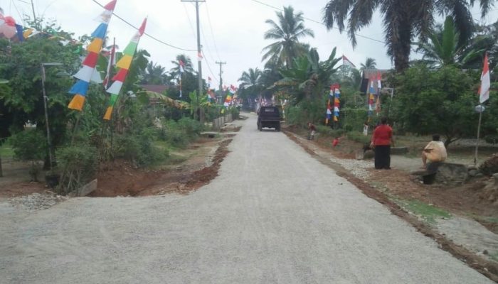 Dengan APBD 2024 Disnakertrans Bengkulu Utara Lakukan Peningkatan Jalan Desa Suka Makmur