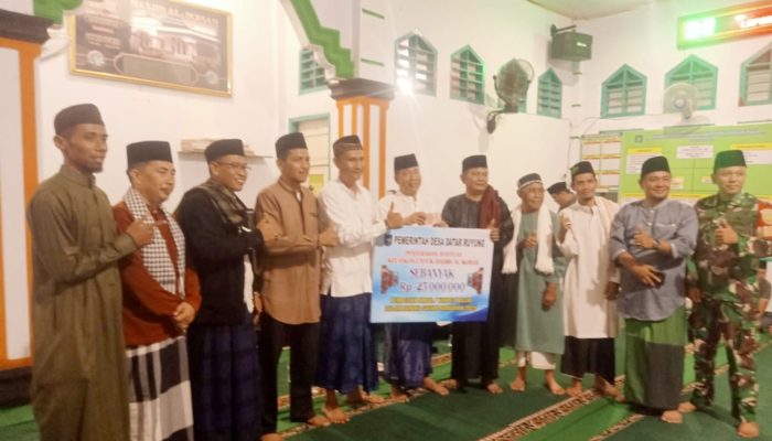 Safari Ramadhan di Datar Ruyung Meriah, Pemdes Beri Bantuan Beli Karpet Masjid Senilai 25 Juta Rupiah